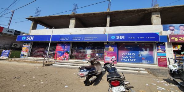 બેંકોની હડતાળને લઈ 136 વર્ષમાં પહેલીવાર ભરૂચમાં પણ બેંકો ચાલુ રહેતા લોકોએ લીધો ભરપૂર લાભ