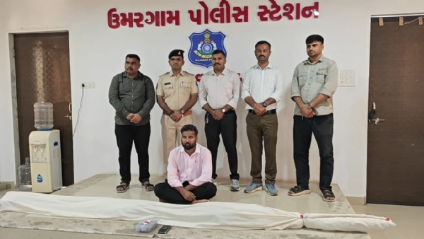 આરોપી સાથે પોલીસ ની ટીમ આરોપી સાથે પોલીસ ની ટીમ