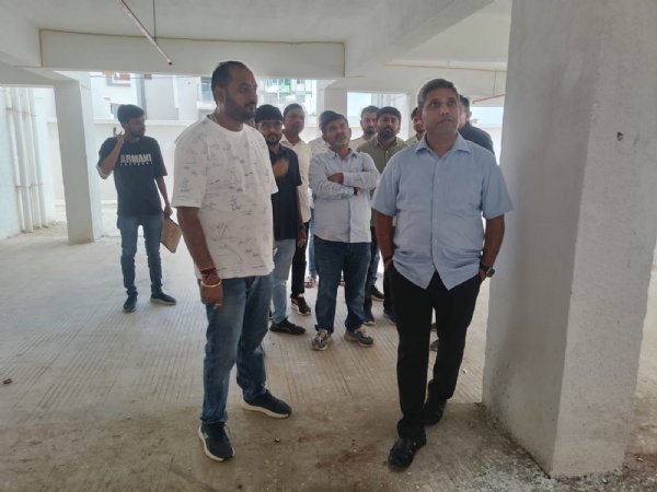 આવાસોની સ્થળ મુલાકાત લેતા અધિકારી