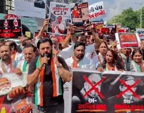 Congress workers protest against Chief Election Commissioner in Vadodara