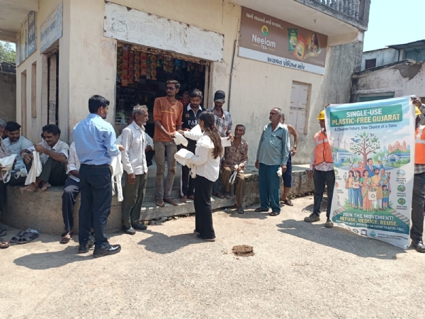 પોરબંદરમાં  પર્યાવરણ  સંરક્ષણ  અને  પ્લાસ્ટિ ક મુક્તિ માટે  અણિયારી  ગામ ખાતે  જનજાગૃતિ કાર્યક્રમ યોજાયો.