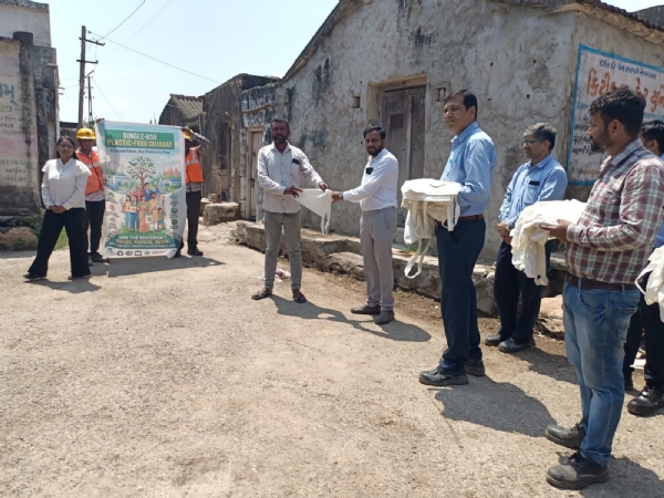 પોરબંદરમાં  પર્યાવરણ  સંરક્ષણ  અને  પ્લાસ્ટિ ક મુક્તિ માટે  અણિયારી  ગામ ખાતે  જનજાગૃતિ કાર્યક્રમ યોજાયો.