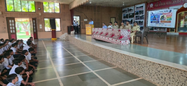 પૂર્વ કચ્છ પોલીસ દ્વારા સેમિનાર યોજાયો