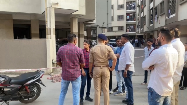 ઘટનાસ્થળે પોલીસ અને સ્થાનિક લોકોની હાજરી.