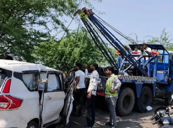 ખાઈ માંથી ગાડી બહાર કાઢતા પોલીસ કર્મીઓ