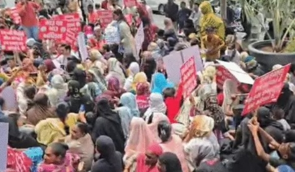 Displaced people of Chandola Lake protest against not being allocated housing after their houses were removed Displaced people of Chandola Lake protest against not being allocated housing after their houses were removed