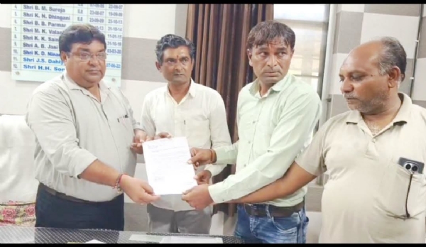 સાવરકુંડલાના થોરડીમાં અનિયમિત વીજ પુરવઠાનો પ્રશ્ન, વીજ કચેરીએ આવેદનપત્ર આપી રજૂઆત કરી સાવરકુંડલાના થોરડીમાં અનિયમિત વીજ પુરવઠાનો પ્રશ્ન, વીજ કચેરીએ આવેદનપત્ર આપી રજૂઆત કરી