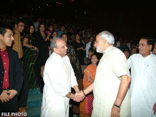 પ્રધાનમંત્રી મોદી સાથે સંગીતકાર ગૌરાંગ વ્યાસ-ફાઈલ ફોટો પ્રધાનમંત્રી મોદી સાથે સંગીતકાર ગૌરાંગ વ્યાસ-ફાઈલ ફોટો
