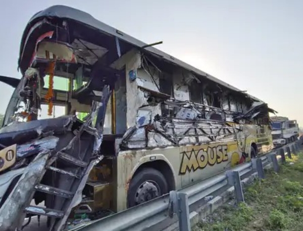 5 killed in accident between truck and bus on Ahmedabad-Vadodara Express Highway