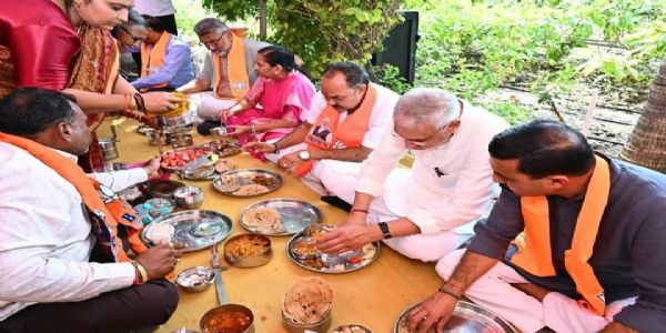 ભાજપ પ્રદેશ અધ્યક્ષ જગદીશ વિશ્વકર્માની ઉપસ્થિતમાં તળાજામાં બૂથ પ્રમુખો અને કાર્યકર્તાઓ સાથે ટિફિન બેઠક યોજાઈ