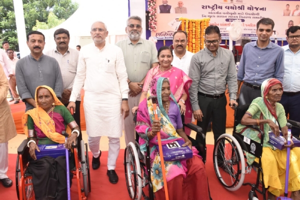 વરિષ્ઠ નાગરિકોને સાધન વિતરણ કરવામાં આવ્યું વરિષ્ઠ નાગરિકોને સાધન વિતરણ કરવામાં આવ્યું