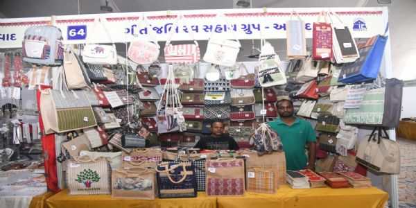 ઇકો-ફ્રેન્ડલી પહેલ: રાજકોટના લોકમેળામાં આણંદના ‘ગીતાંજલિ ગ્રૂપ’ દ્વારા જૂટ હેન્ડીક્રાફ્ટ થકી ૨૫ બહેનો થઈ આત્મનિર્ભર