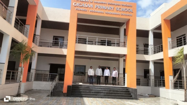 ગીગાસણ ગામે આધુનિક સેન્ટ્રલ એસી પ્રાથમિક શાળાનું નિર્માણકાર્ય, ધારાસભ્ય સહિત આગેવાનોની મુલાકાત ધારી તાલુકાના ગીગાસણ ગામમાં દાતાશ્રી બોઘાભાઈ વશરામભાઈ સંઘાણીના સહયોગથી નવનિર્મિત સેન્ટ્રલ એ.સી. પ્રાથમિક શાળાનું નિર્માણકાર્ય ચાલી રહ્યું છે. ગામના બાળકોને આધુનિક અને સુવિધાસભર શૈક્ષણિક વાતાવરણ મળી રહે તે હેતુથી આ શાળાનું નિર્માણ કરવામાં આવી રહ્યું છે. નિર્માણાધીન શાળાની મુલાકાત ધારાસભ્યશ્રી જે.વી. કાકડીયા, જિલ્લા પંચાયત સદસ્ય ઘનશ્યામભાઈ હીરપરા, તાલુકા ભાજપ મહામંત્રી પ્રીતેશભાઈ શિરોયા, માર્કેટિંગ યાર્ડના સદસ્ય હર્ષદભાઈ રાવલ તથા જયસુખભાઈ હિરાણી દ્વારા લેવામાં આવી હતી. મુલાકાત દરમિયાન આગેવાનોએ શાળાના ચાલી રહેલા બાંધકામની કામગીરીનું નિરીક્ષણ કર્યું હતું તેમજ ઉપલબ્ધ થનારી સુવિધાઓ અંગે માહિતી મેળવી હતી. સેન્ટ્રલ એ.સી. જેવી આધુનિક સુવિધા સાથે તૈયાર થનારી આ શાળા વિદ્યાર્થીઓ માટે શિક્ષણનું ઉત્તમ વાતાવરણ પૂરું પાડશે તેવી આશા વ્યક્ત કરવામાં આવી હતી. દાતાશ્રી બોઘાભાઈ વશરામભાઈ સંઘાણી દ્વારા શિક્ષણ ક્ષેત્રે કરવામાં આવી રહેલા આ યોગદાનને ગ્રામજનો માટે મહત્વપૂર્ણ પહેલ ગણાવવામાં આવી હતી. નવી શાળા તૈયાર થતાં ગીગાસણ ગામના બાળકોને આધુનિક માળખાકીય સુવિધાઓ સાથે ગુણવત્તાયુક્ત શિક્ષણ માટે વધુ સારું વાતાવરણ મળશે. આ મુલાકાત દરમિયાન શાળાના નિર્માણકાર્યને લઈને સ્થાનિકોમાં પણ ઉત્સાહ જોવા મળ્યો હતો. ગીગાસણ ગામે આધુનિક સેન્ટ્રલ એસી પ્રાથમિક શાળાનું નિર્માણકાર્ય, ધારાસભ્ય સહિત આગેવાનોની મુલાકાત ધારી તાલુકાના ગીગાસણ ગામમાં દાતાશ્રી બોઘાભાઈ વશરામભાઈ સંઘાણીના સહયોગથી નવનિર્મિત સેન્ટ્રલ એ.સી. પ્રાથમિક શાળાનું નિર્માણકાર્ય ચાલી રહ્યું છે. ગામના બાળકોને આધુનિક અને સુવિધાસભર શૈક્ષણિક વાતાવરણ મળી રહે તે હેતુથી આ શાળાનું નિર્માણ કરવામાં આવી રહ્યું છે. નિર્માણાધીન શાળાની મુલાકાત ધારાસભ્યશ્રી જે.વી. કાકડીયા, જિલ્લા પંચાયત સદસ્ય ઘનશ્યામભાઈ હીરપરા, તાલુકા ભાજપ મહામંત્રી પ્રીતેશભાઈ શિરોયા, માર્કેટિંગ યાર્ડના સદસ્ય હર્ષદભાઈ રાવલ તથા જયસુખભાઈ હિરાણી દ્વારા લેવામાં આવી હતી. મુલાકાત દરમિયાન આગેવાનોએ શાળાના ચાલી રહેલા બાંધકામની કામગીરીનું નિરીક્ષણ કર્યું હતું તેમજ ઉપલબ્ધ થનારી સુવિધાઓ અંગે માહિતી મેળવી હતી. સેન્ટ્રલ એ.સી. જેવી આધુનિક સુવિધા સાથે તૈયાર થનારી આ શાળા વિદ્યાર્થીઓ માટે શિક્ષણનું ઉત્તમ વાતાવરણ પૂરું પાડશે તેવી આશા વ્યક્ત કરવામાં આવી હતી. દાતાશ્રી બોઘાભાઈ વશરામભાઈ સંઘાણી દ્વારા શિક્ષણ ક્ષેત્રે કરવામાં આવી રહેલા આ યોગદાનને ગ્રામજનો માટે મહત્વપૂર્ણ પહેલ ગણાવવામાં આવી હતી. નવી શાળા તૈયાર થતાં ગીગાસણ ગામના બાળકોને આધુનિક માળખાકીય સુવિધાઓ સાથે ગુણવત્તાયુક્ત શિક્ષણ માટે વધુ સારું વાતાવરણ મળશે. આ મુલાકાત દરમિયાન શાળાના નિર્માણકાર્યને લઈને સ્થાનિકોમાં પણ ઉત્સાહ જોવા મળ્યો હતો.