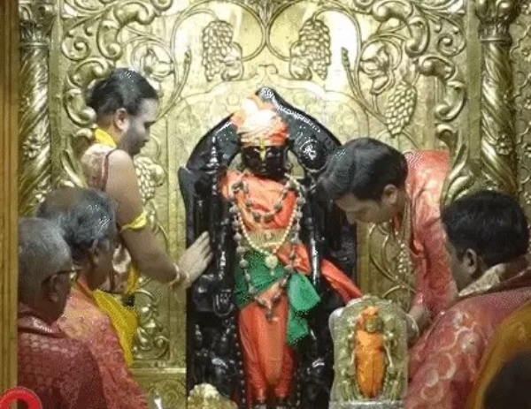 On the day of Janmashtami, a crowd of Krishna devotees thronged the court of Lord Dwarka since early morning.
