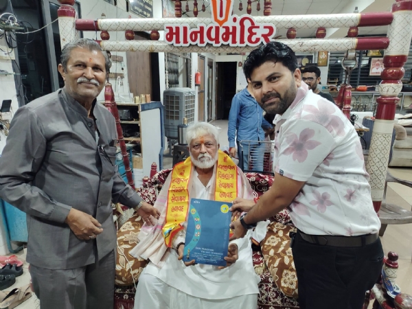 હળવદના નવજીવન વિકલાંગ સેવાશ્રમ પરિવાર દ્વારા માનવ મંદિરે ભક્તિબાપુનું સન્માન