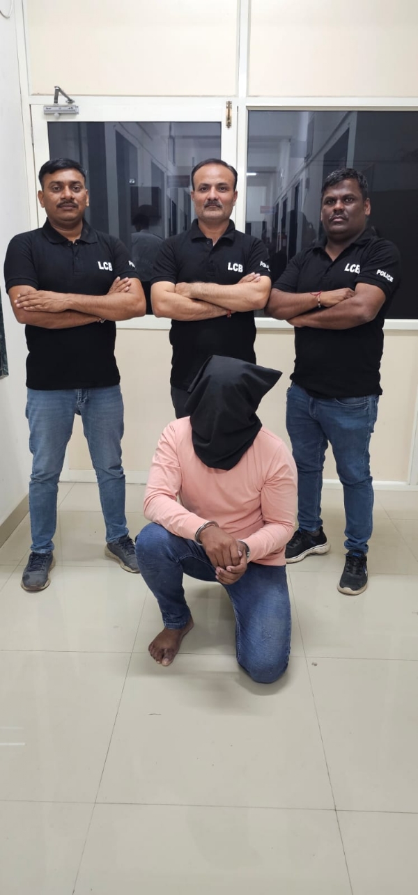 આરોપી સાથે પોલીસ ટીમ આરોપી સાથે પોલીસ ટીમ