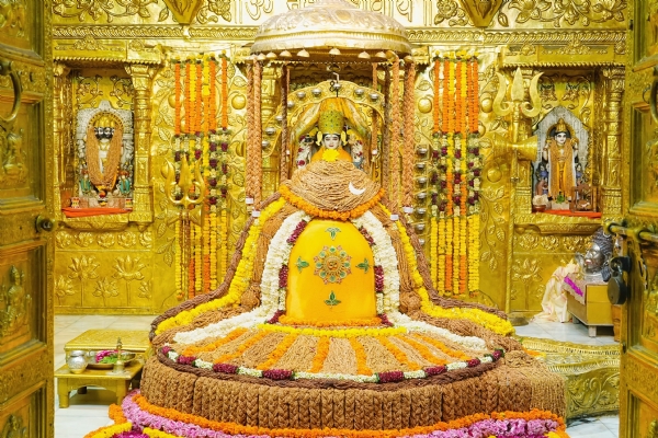 સોમનાથ મહાદેવને ચંદનલેપ અને બોરસલીનો વિશેષ દિવ્ય શૃંગાર સોમનાથ મહાદેવને ચંદનલેપ અને બોરસલીનો વિશેષ દિવ્ય શૃંગાર