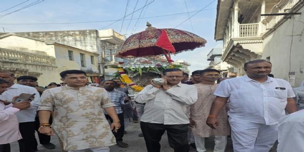 અંજારમાં ‘કૃષ્ણમય’ બન્યું વાતાવરણ: હિંગલાજ માતાજીના મંદિરેથી નીકળેલી પાલખીયાત્રામાં ઉમટ્યો આહીર સમાજ, મંદિરોના દર્શનથી ગુંજી ઉઠ્યું શહેર