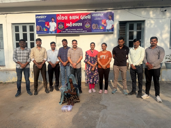 વિસનગરમાં જવેલર્સની દુકાનમાં નજર ચૂકવી ચોરી કરનાર મોગિયા ગેંગની મહિલા સભ્ય રૂ.2.48 લાખ સાથે ઝડપાઈ વિસનગરમાં જવેલર્સની દુકાનમાં નજર ચૂકવી ચોરી કરનાર મોગિયા ગેંગની મહિલા સભ્ય રૂ.2.48 લાખ સાથે ઝડપાઈ