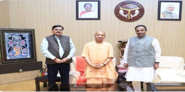 વિનોદ તાવડેએ મુખ્યમંત્રી યોગી સાથે મુલાકાત કરી, કહ્યું - યુપીમાં ત્રીજી વાર એનડીએ સરકાર બનશે.