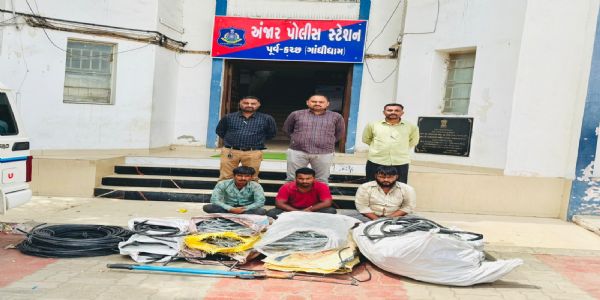 અંજારના મફતનગરમાં કેબલ ચોરીના નેટવર્કનો પર્દાફાશ: ત્રણ શખ્સ ઝડપાયા, 6 ચોરીની કબૂલાત