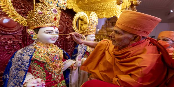 ફ્રાન્સમાં રચાયો ઇતિહાસ:  ફ્રાન્સના પ્રથમ પરંપરાગત હિન્દુ મંદિરનો મહંત સ્વામી મહારાજના હસ્તે પ્રાણપ્રતિષ્ઠા સંપન્ન