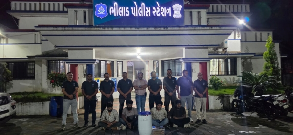 આરોપી સાથે sog વલસાડ ની ટીમ
