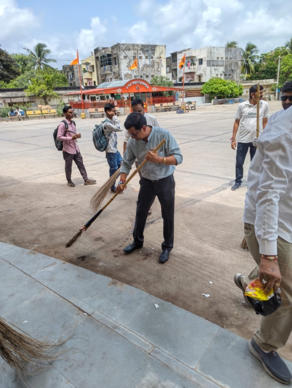 વેરાવળ બસ સ્ટેશન ખાતે સફાઇ