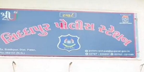 સિદ્ધપુરમાં નકલી નંબર પ્લેટવાળી કારમાંથી દારૂ ઝડપાયો, એકની ધરપકડ, બે ફરાર.