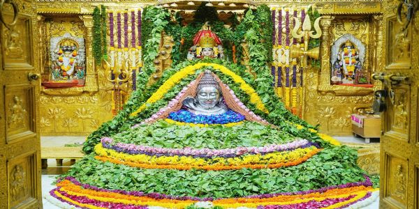 પ્રથમ જ્યોતિર્લિંગ સોમનાથ મહાદેવને પવિત્ર શ્રાવણ વદ દશમે દિવ્ય બિલ્વપત્ર શૃંગાર અર્પણ: ભક્તિના મહાસાગરમાં લીન બન્યા શિવભક્તો