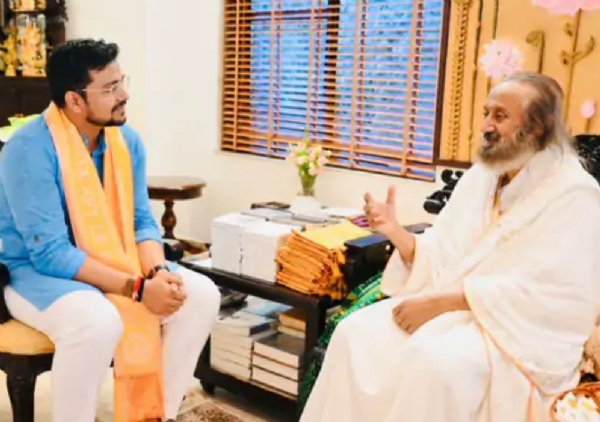 શિક્ષણવિદ્ અને સંશોધક ડૉ. જય ધ્રુવે વૈશ્વિક આધ્યાત્મિક ગુરુ શ્રી શ્રી રવિશંકરજી સાથે મુલાકાત કરી