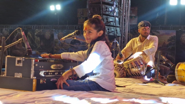 શ્રી કૃષ્ણ સખા સુદામા લોકમેળામાં બાળ કલાકાર કરણ ગોસ્વામીની સંતવાણીથી રંગત.