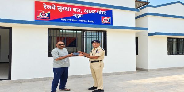 ઓપરેશન ‘અમાનત’ હેઠળ RPF દ્વારા યાત્રીનો છૂટેલો 1.40 લાખની કિંમતનો iPhone સુરક્ષિત પરત