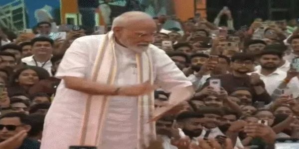 વડોદરામાં Gen Z સાથે પ્રધાનમંત્રી મોદી,GEN-Zની સામે નારાજ ફૂફાને ફરી યાદ કર્યા