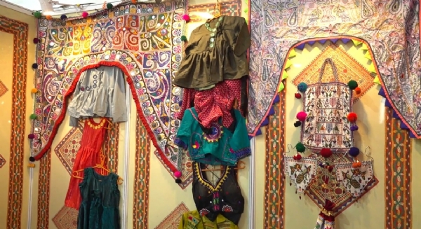 પોરબંદરના શ્રાવણ ઉત્સવ મેળામાં જામનગરના સોમનાથ સખી મંડળની હસ્તકલાએ મુલાકાતીઓનું મન મોહ્યું.