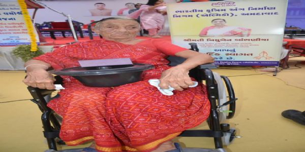 વ્હીલચેર અને કાનના મશીનથી ૮૫ વર્ષીય વિમળાબેનના જીવનમાં આવી સરળતાની નવી આશા